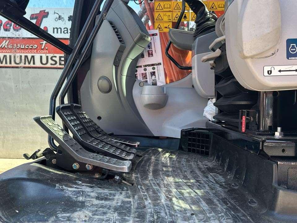Hitachi ZX225USLC-6 Photo 16