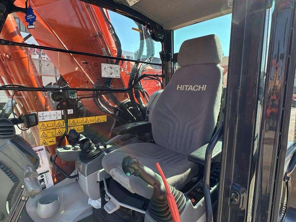 Hitachi ZX225USLC-6 Photo 17