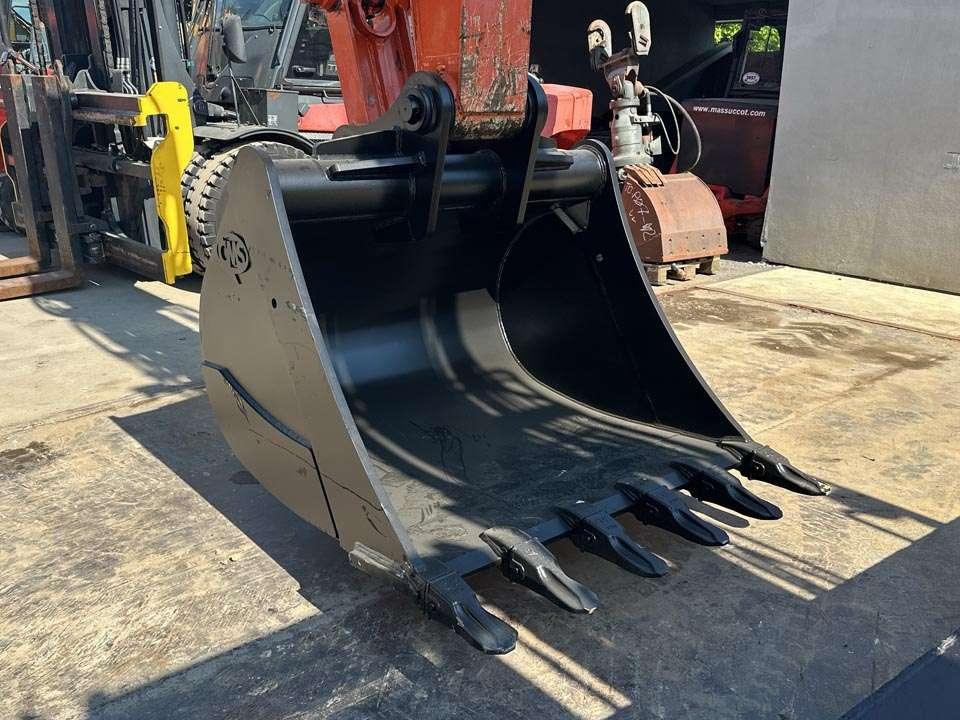 Hitachi ZX225USLC-6 Photo 9