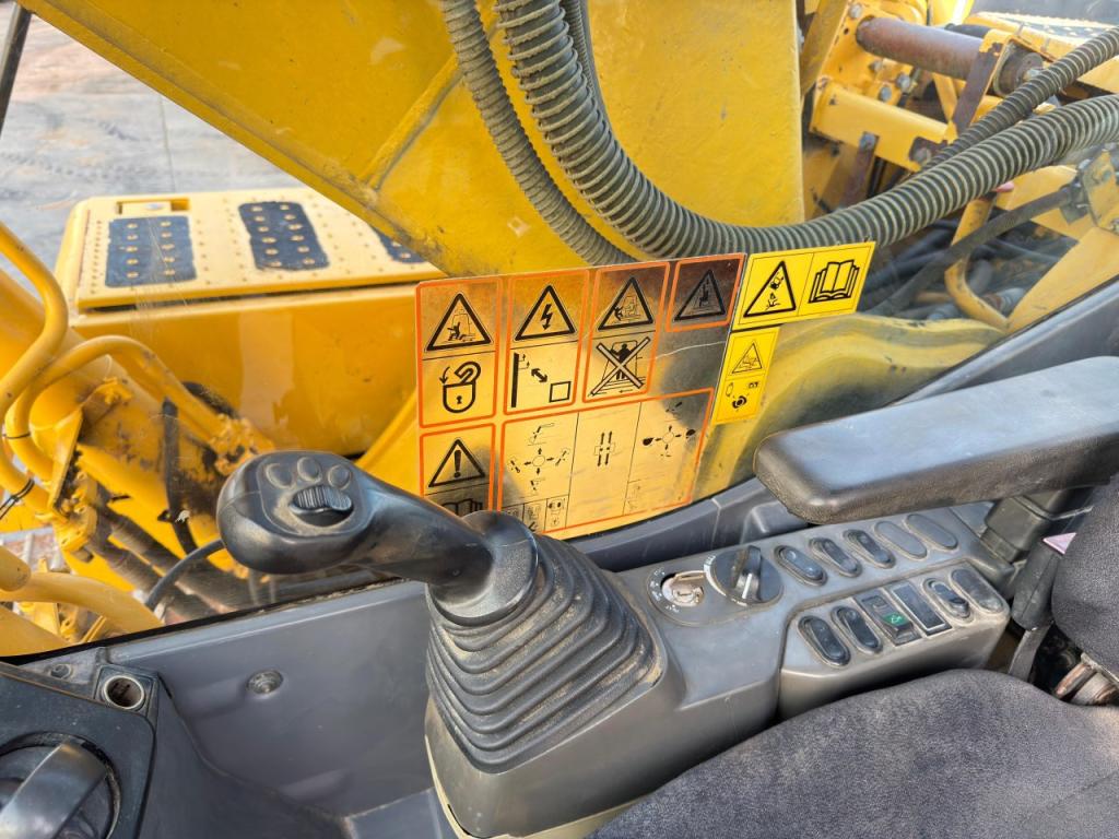 Komatsu PC210NLC-8 Photo 11