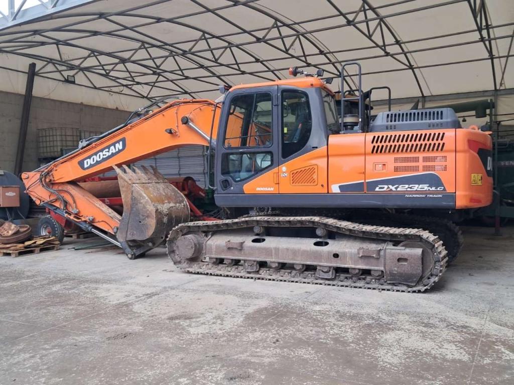 Doosan DX235NLC Photo 1
