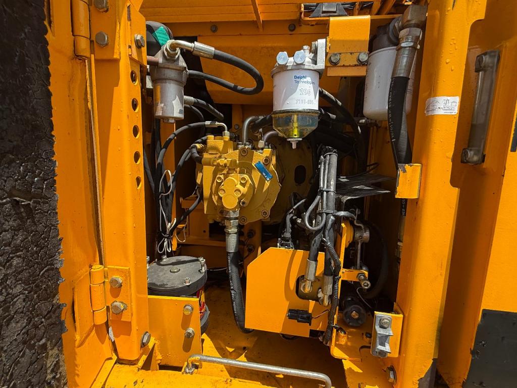 JCB Js130 Photo 8
