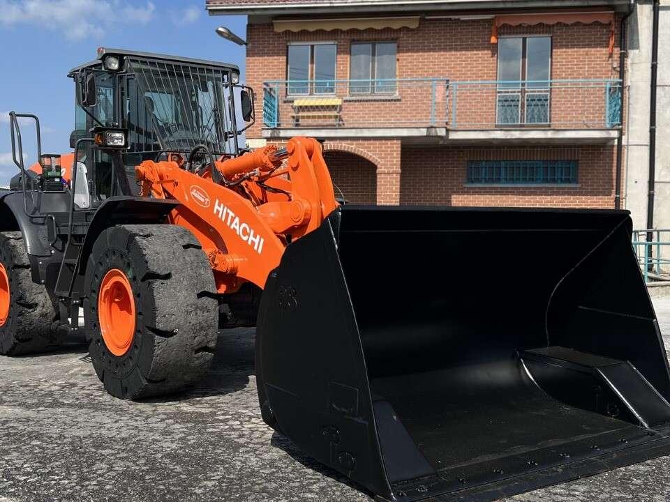 Hitachi ZW220-5B Photo 11