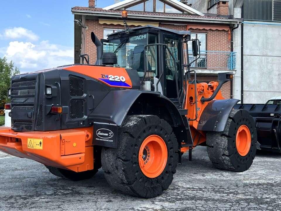 Hitachi ZW220-5B Photo 13