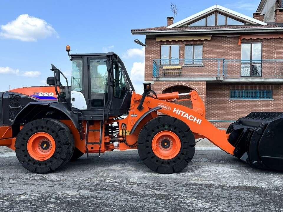 Hitachi ZW220-5B Photo 14