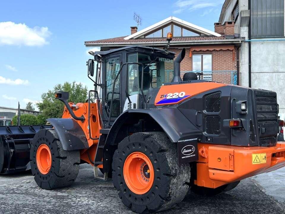 Hitachi ZW220-5B Photo 3