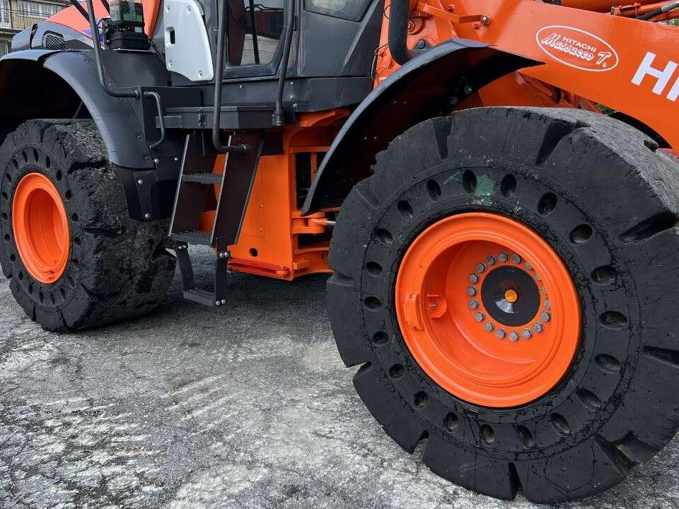Hitachi ZW220-5B Photo 6