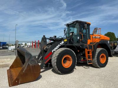 Doosan DL320-7 en vente par MEK Srl