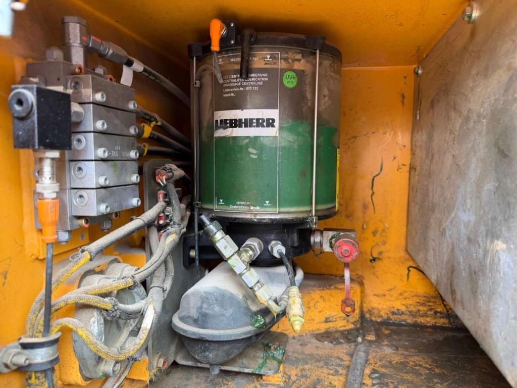 Liebherr R926 LC Photo 12
