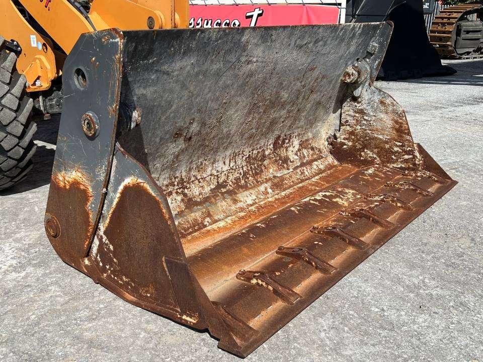 Case 221F 4x4 Photo 4