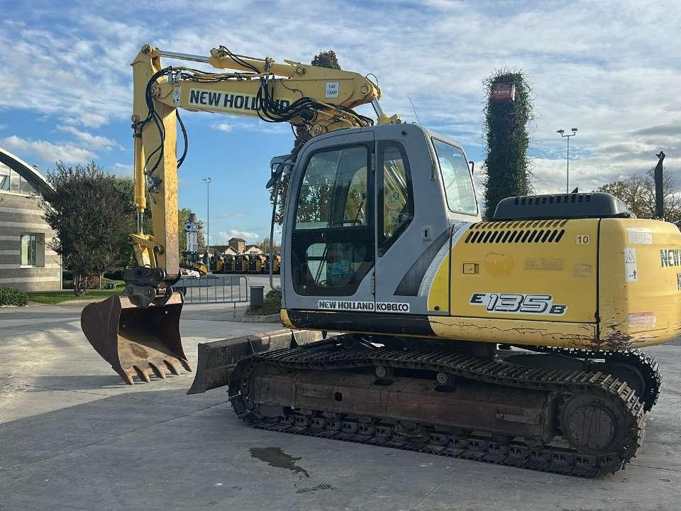 New Holland E 135B Photo 2