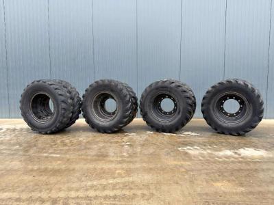 Pneu pour Bridgestone 1000 x 20 Set / 10.00 x 20: 4x2 Tyres en vente par Smitma B.V.