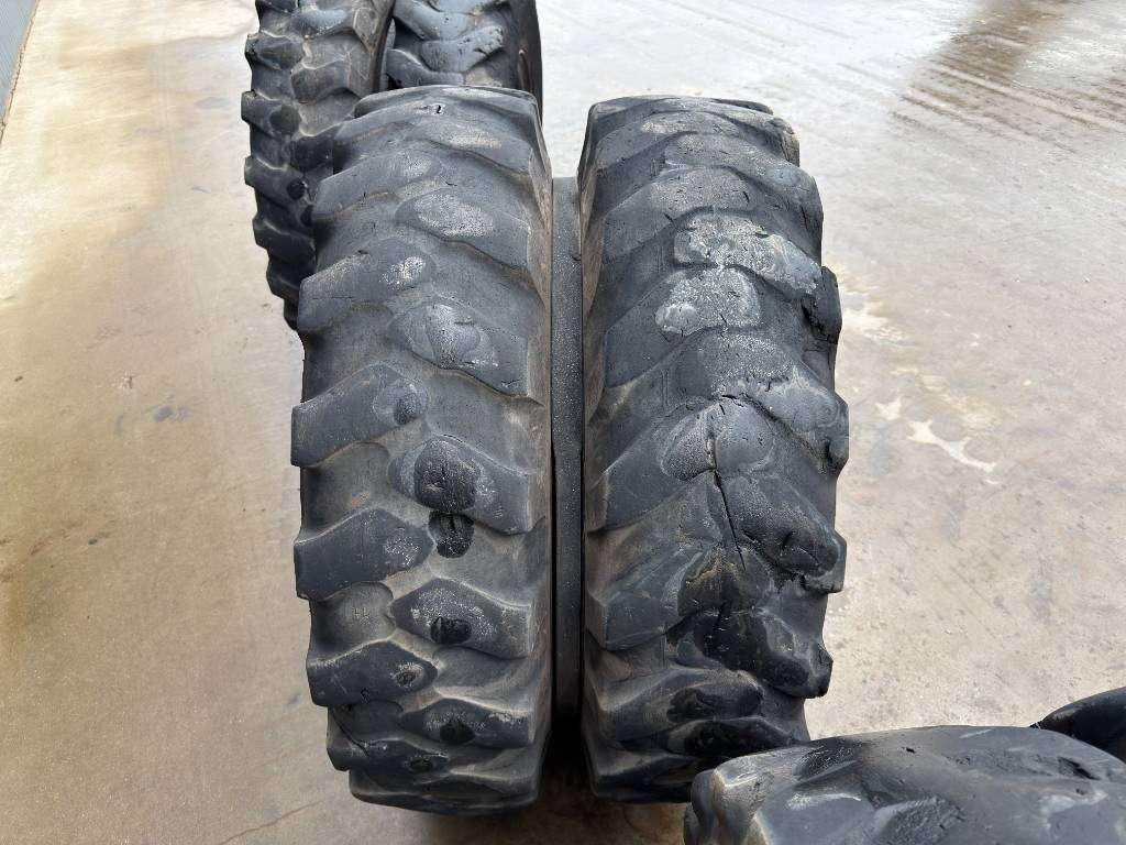 Pneu pour Bridgestone 1000 x 20 Set / 10.00 x 20: 4x2 Tyres Photo 12