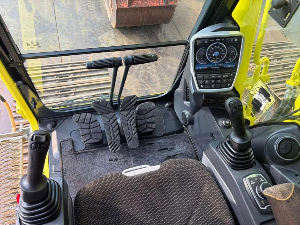 Hyundai HX260L Photo 24