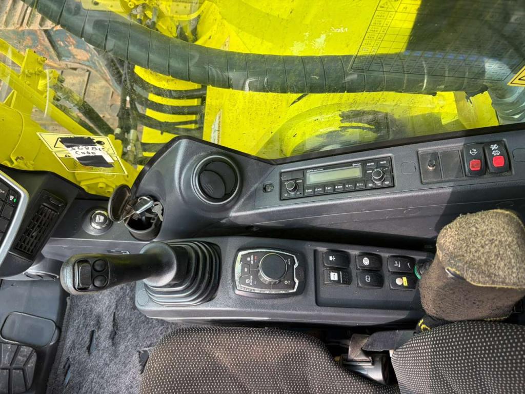 Hyundai HX260L Photo 28