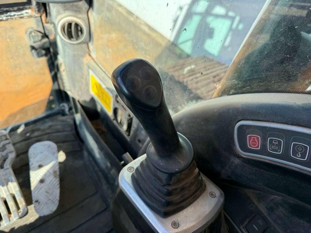 JCB JS260LC - Hammer Lines / Heated Seat Photo 11