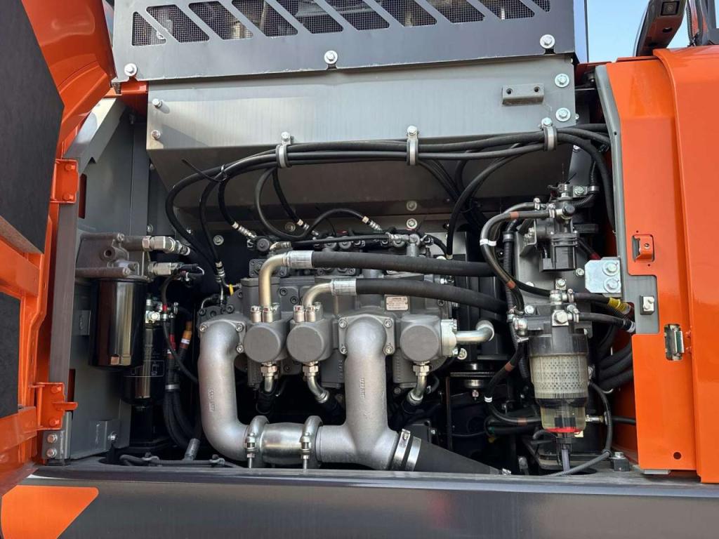 Hitachi ZX350LCN-7 Photo 11