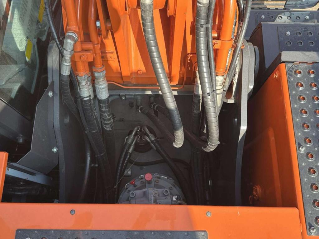 Hitachi ZX350LCN-7 Photo 13