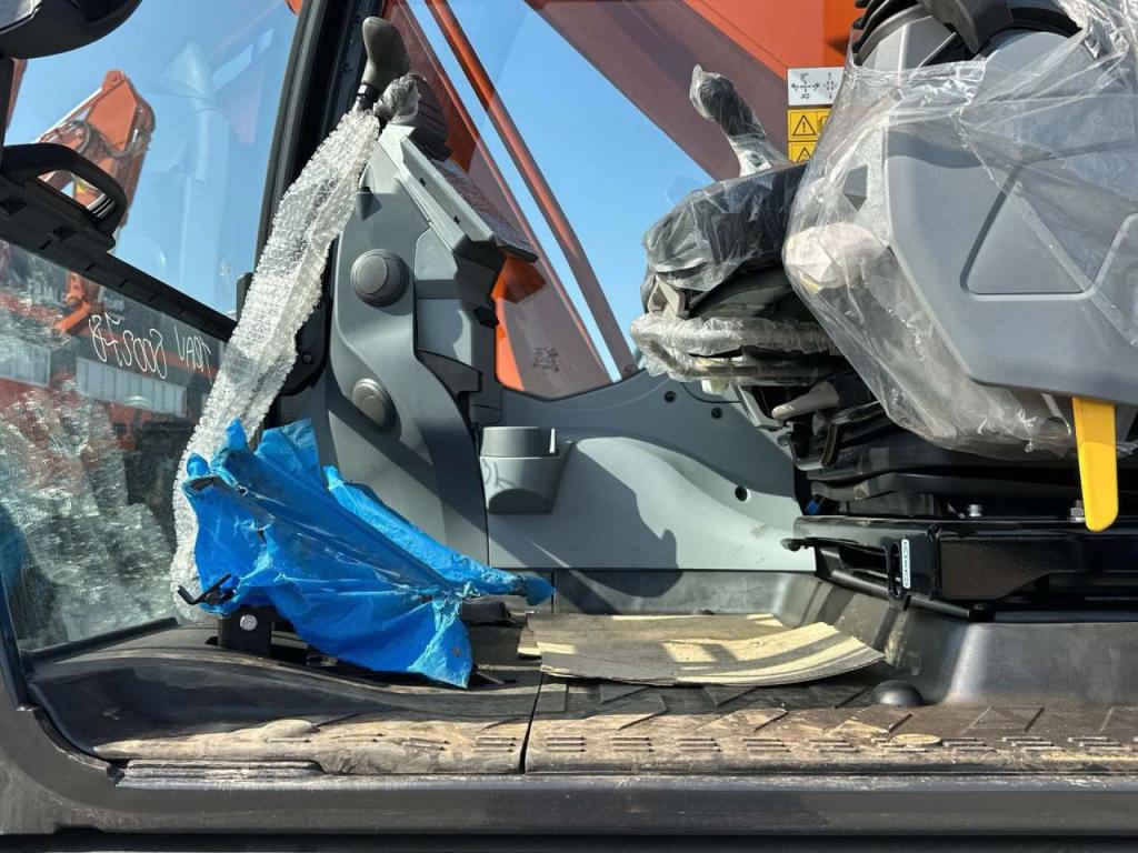 Hitachi ZX350LCN-7 Photo 15