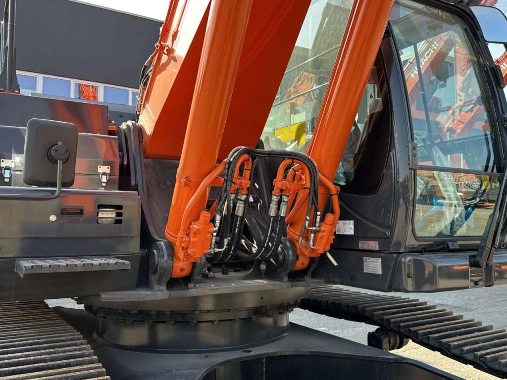 Hitachi ZX350LCN-7 Photo 7
