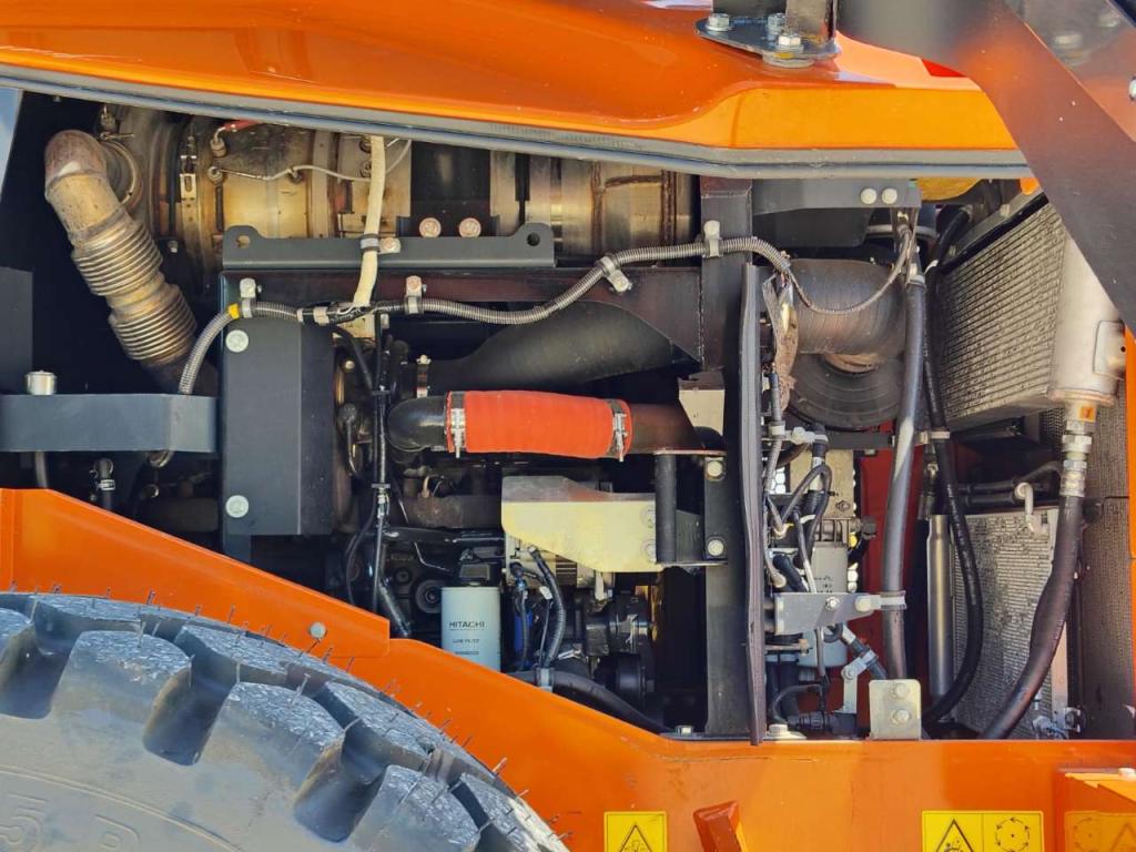 Hitachi ZW 220-7 Photo 14