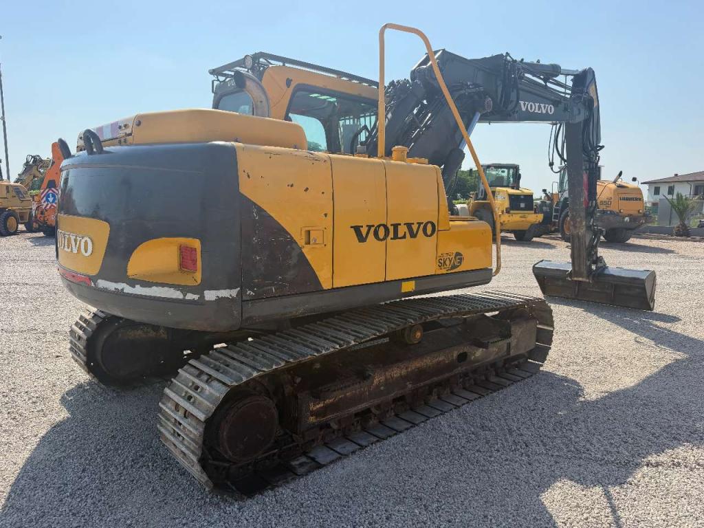 Volvo EC140BLC Photo 3