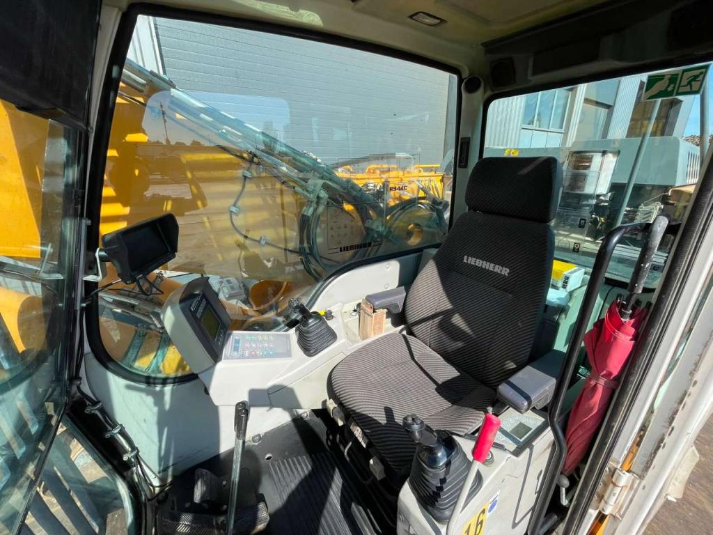 Liebherr R944C Photo 19