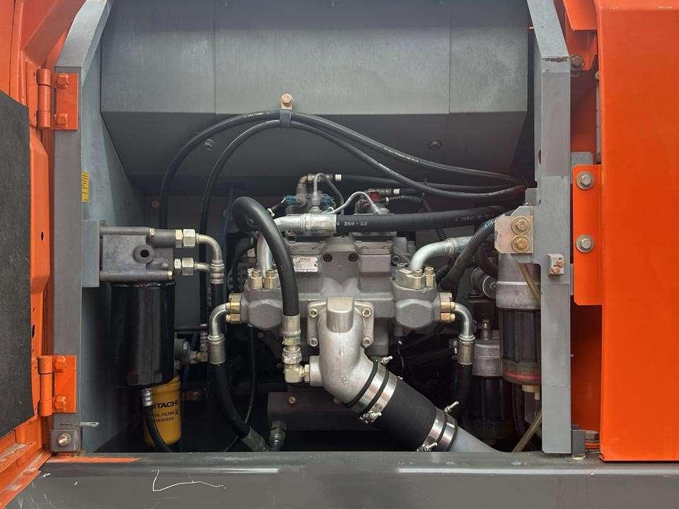 Hitachi ZX240N-3 Photo 9