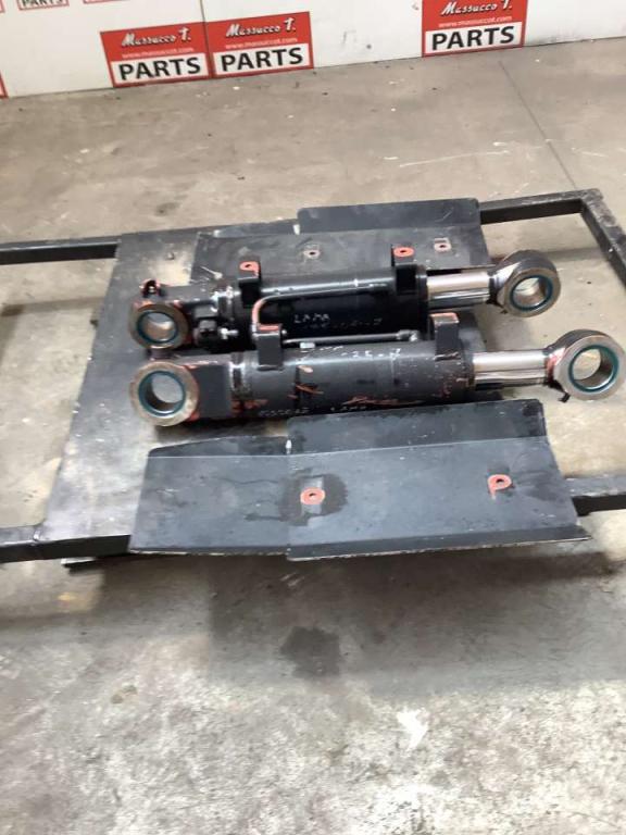 Vérin lame frontale pour Hitachi ZX135US-7 Photo 1
