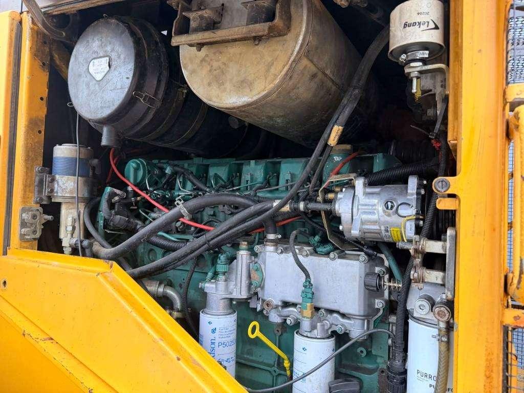 Volvo L120F Photo 16