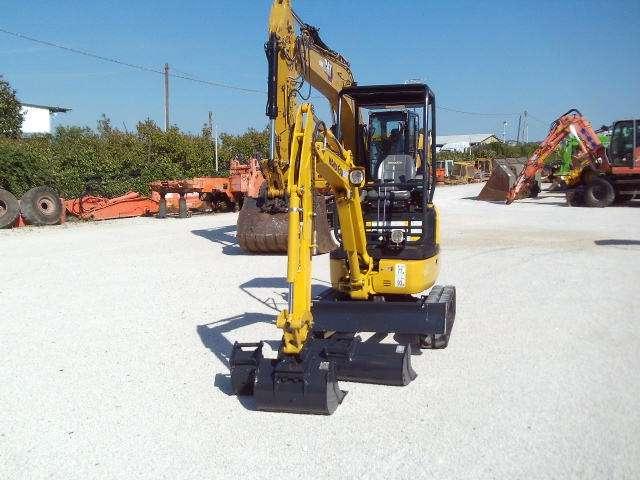Komatsu PC16R-3HS Photo 5