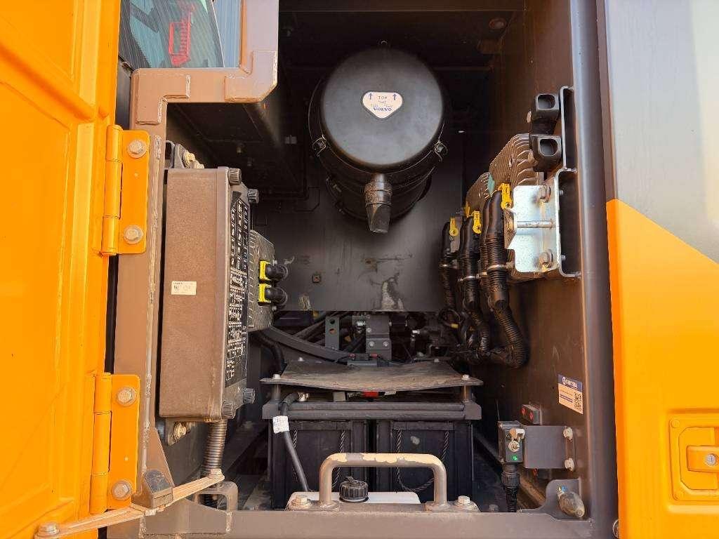 Volvo EC250E L Photo 15