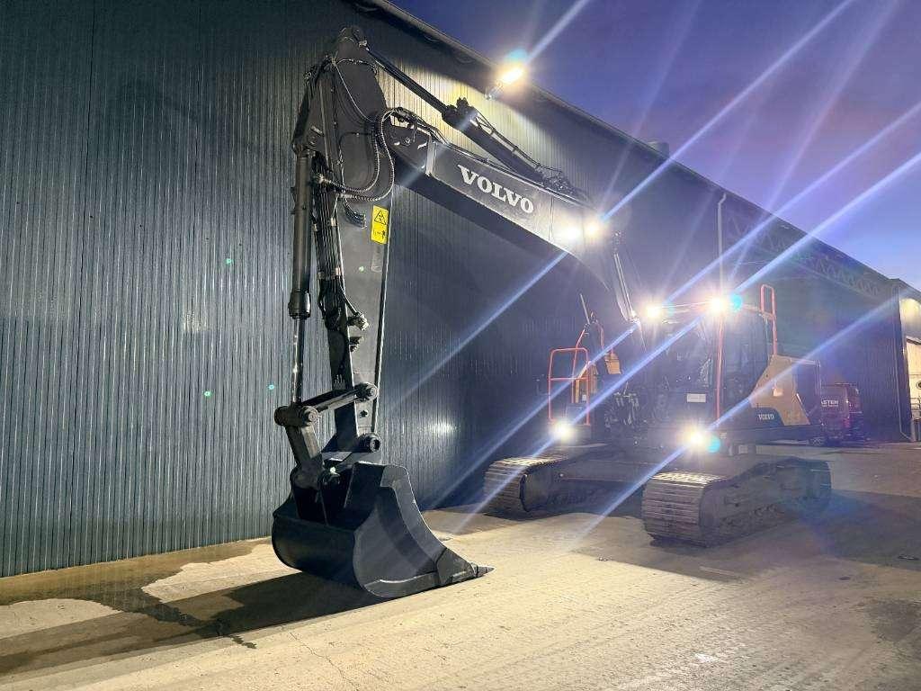 Volvo EC250E L Photo 3