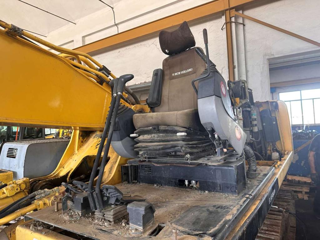 New Holland E215B Photo 16