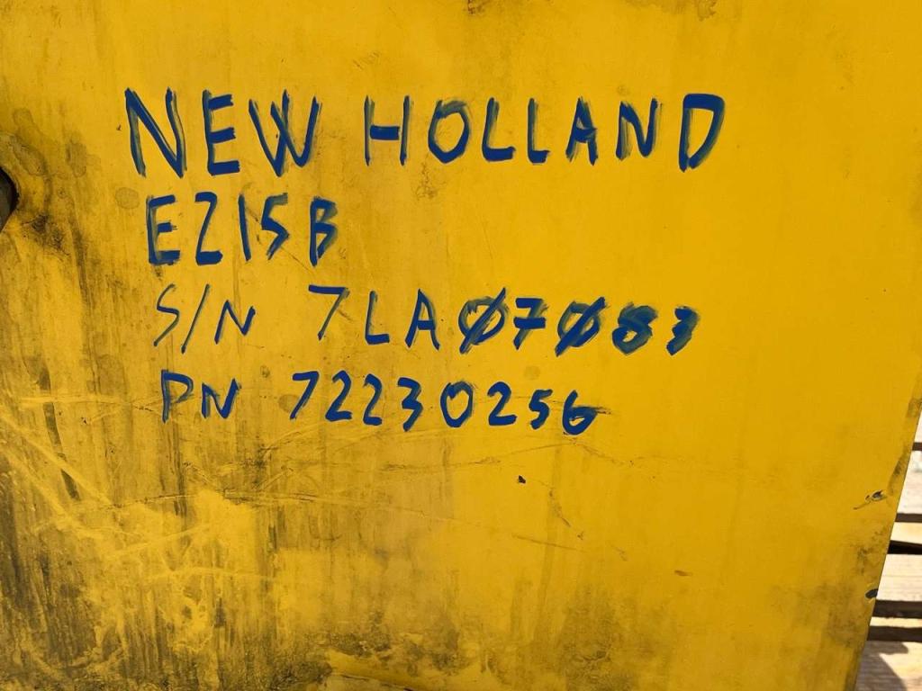 New Holland E215B Photo 21