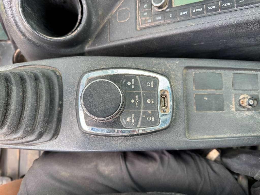 Hyundai HX380AL - Hammer Lines / Quick Coupler Photo 11