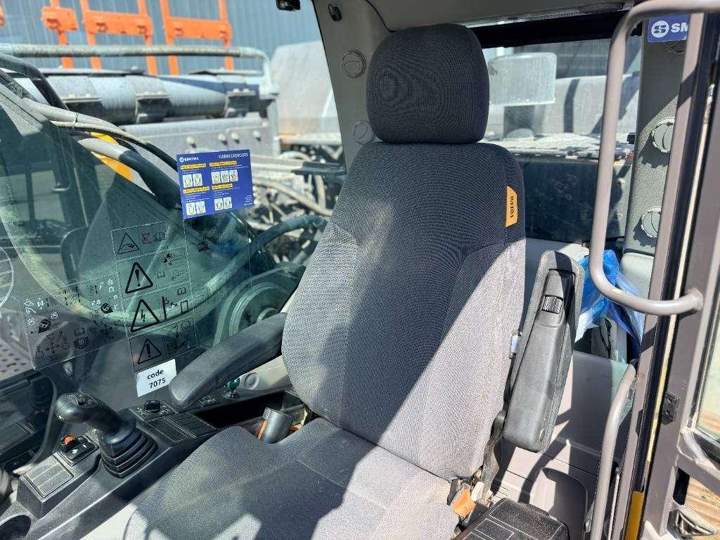Volvo EC300E L Photo 11