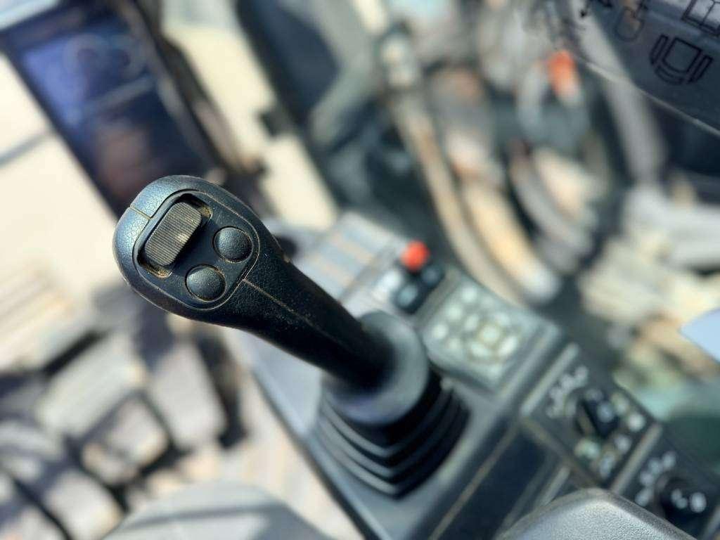 Volvo EC300E L Photo 8