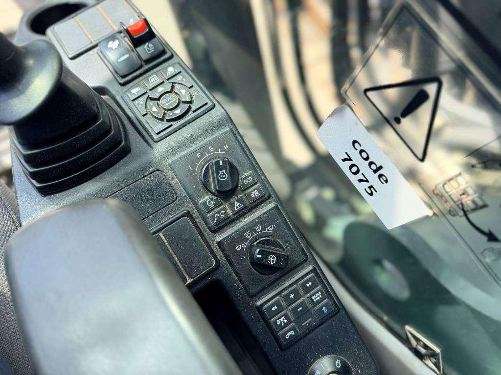 Volvo EC300E L Photo 9
