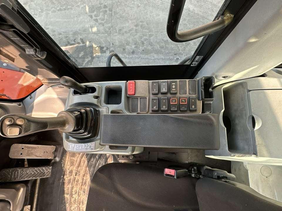 Hitachi ZW180-5B Photo 12