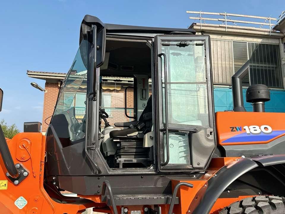 Hitachi ZW180-5B Photo 9