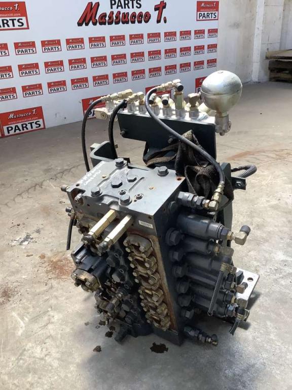 Distributeur hydraulique pour Komatsu PC228-3 Photo 3