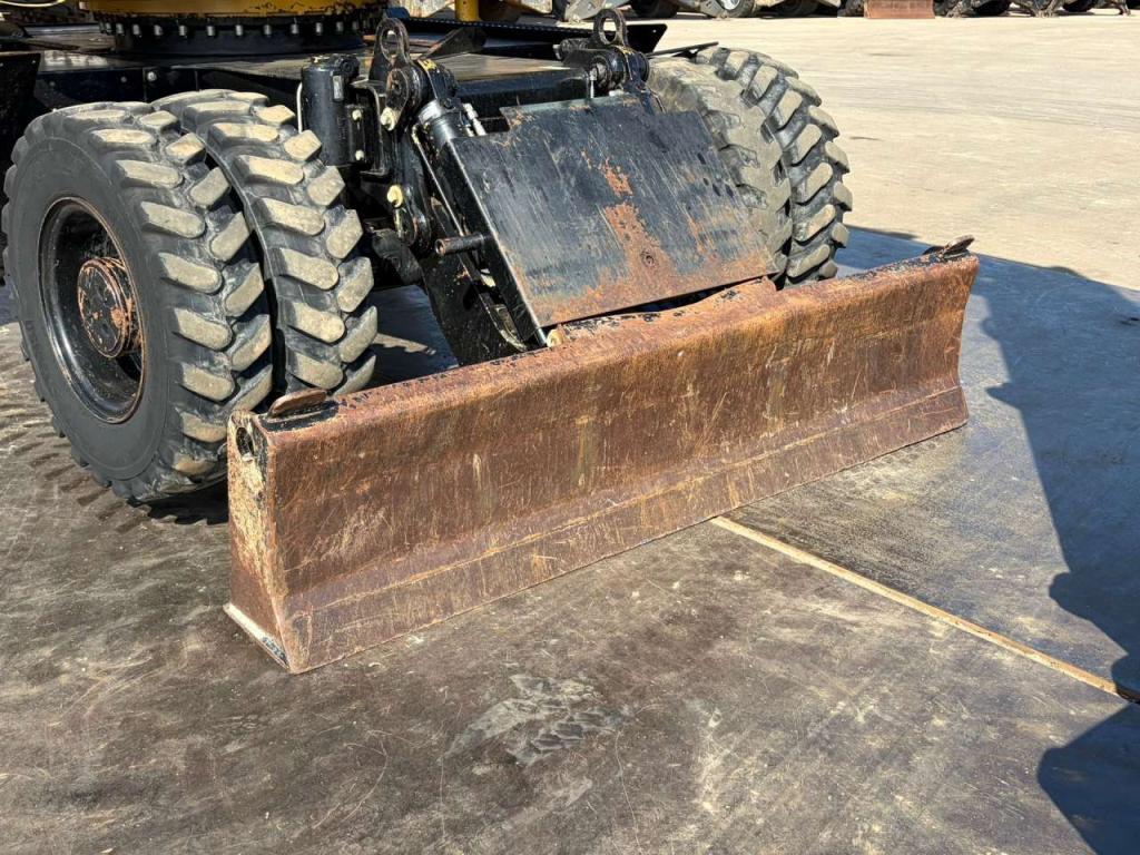 Caterpillar M313D VA - Outriggers + Blade Photo 17