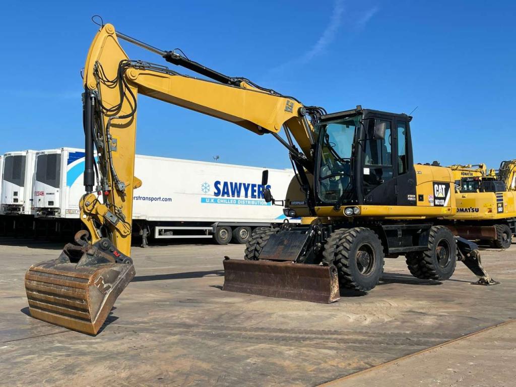 Caterpillar M313D VA - Outriggers + Blade Photo 2