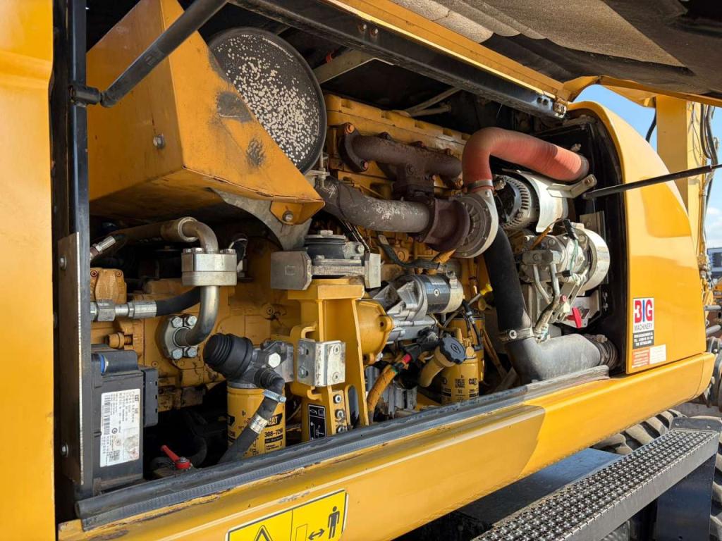 Caterpillar M313D VA - Outriggers + Blade Photo 29
