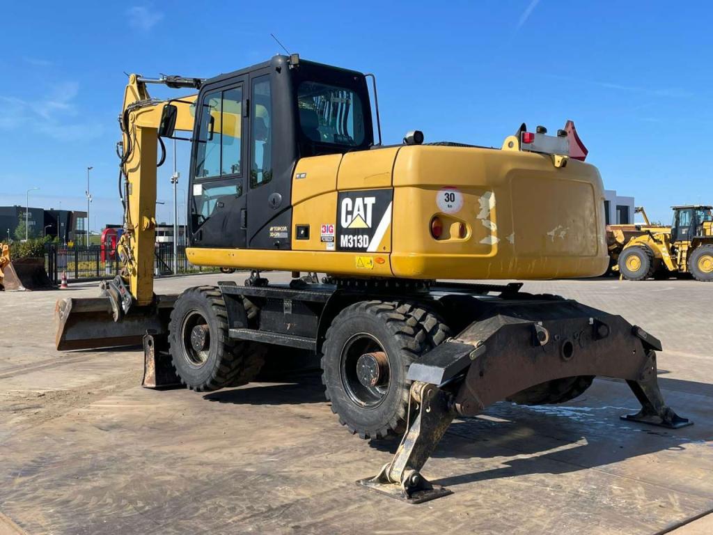 Caterpillar M313D VA - Outriggers + Blade Photo 3