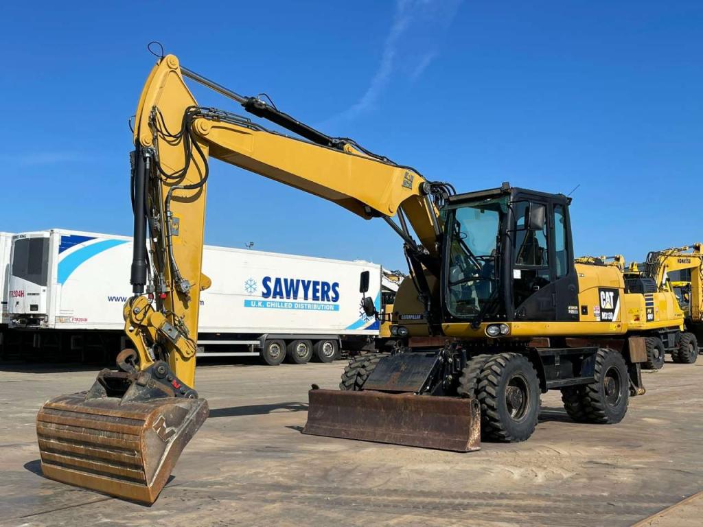 Caterpillar M313D VA - Outriggers + Blade Photo 4