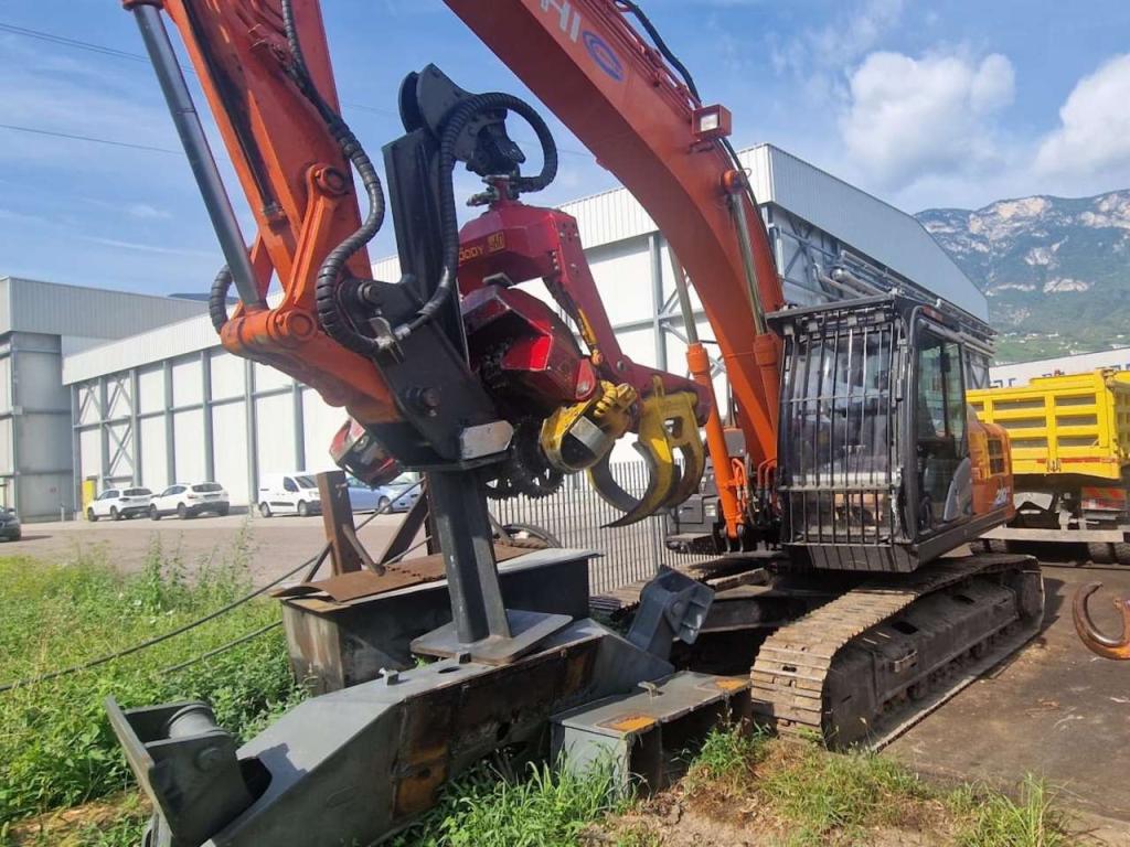 Hitachi ZX210LCN-6 Photo 1