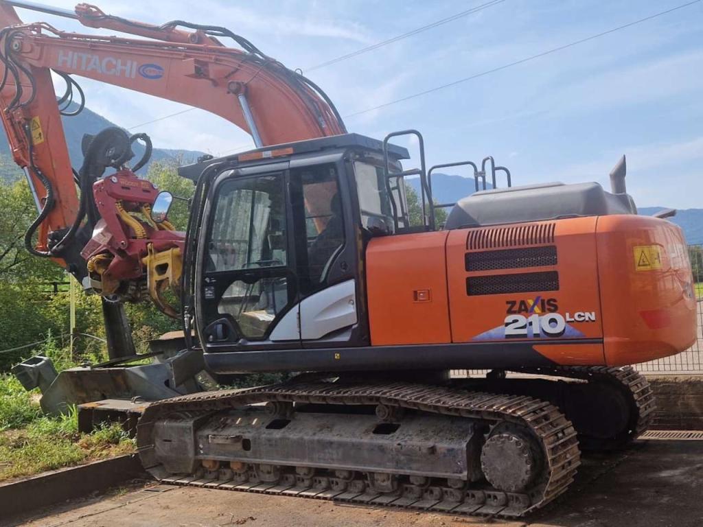 Hitachi ZX210LCN-6 Photo 3