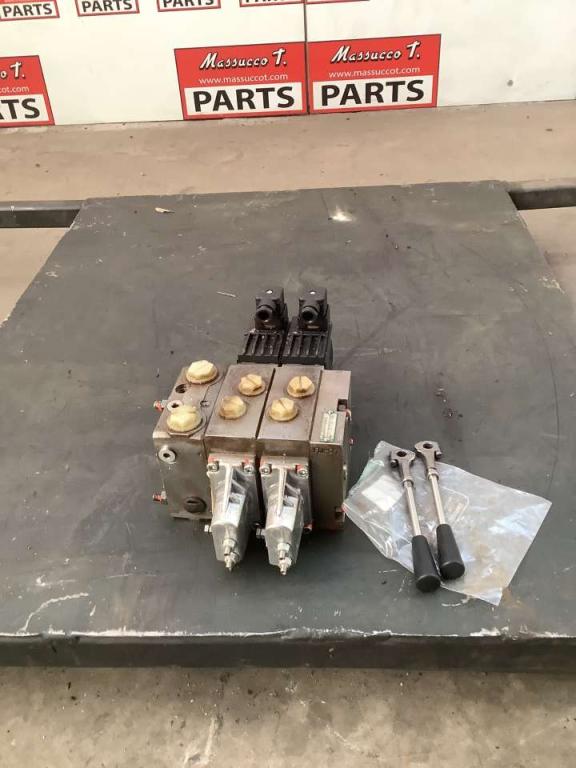 Distributeur hydraulique Photo 1